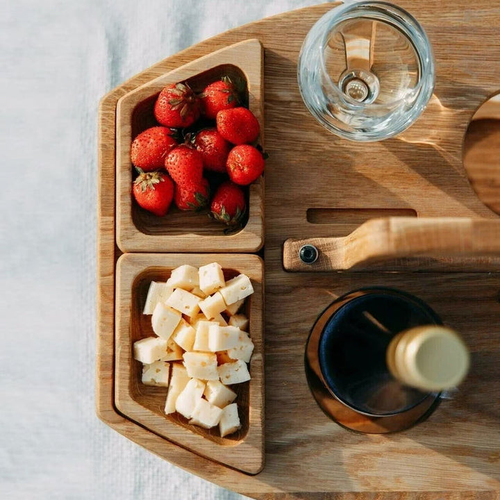 Opvouwbare houten picknicktafel met handige wijnhouder voor buitenplezier en comfortabele picknicks.
