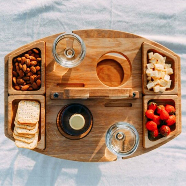 Stijlvolle opvouwbare houten picknicktafel met speciale wijnhouder, perfect voor wijnliefhebbers buiten.