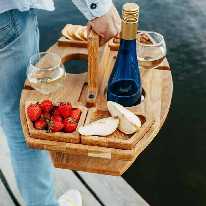 Opvouwbare houten picknicktafel, ruimtebesparend en makkelijk mee te nemen voor spontane uitjes in de natuur.