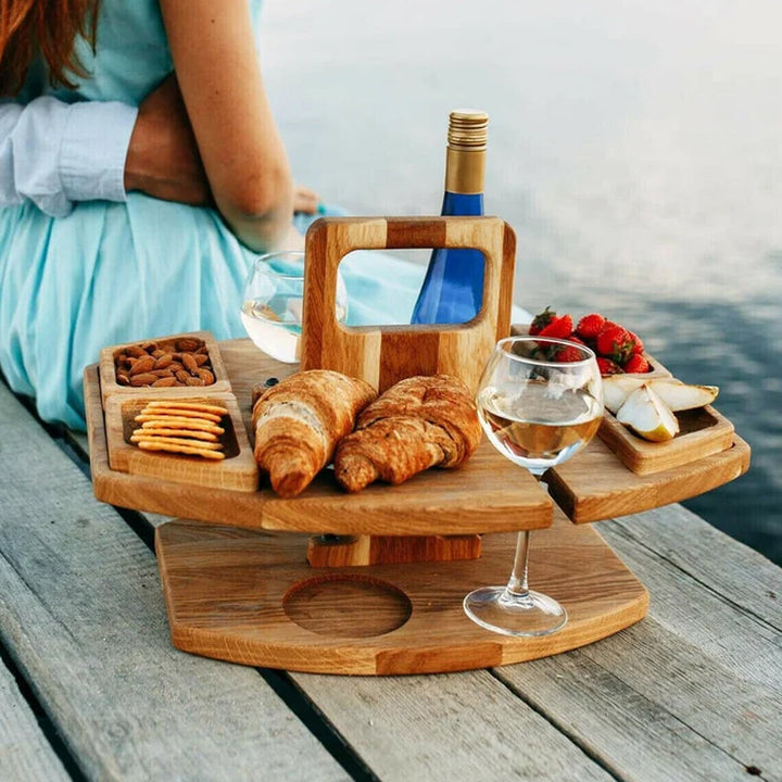 Houten picknicktafel met wijnhouder, perfect voor gezellige momenten tijdens kamperen, picknicks en terrassen.