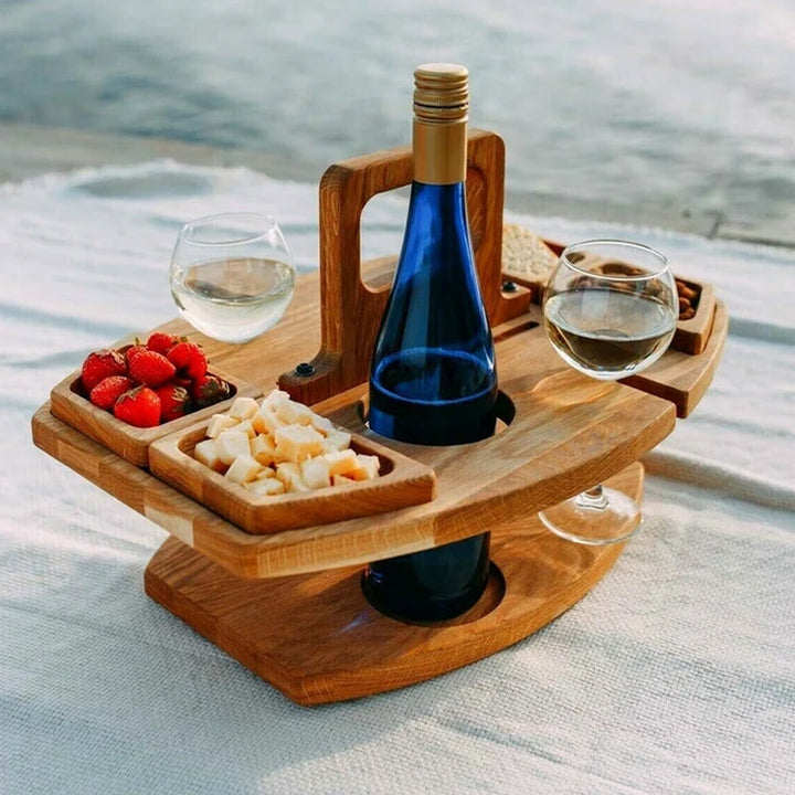 Robuuste opvouwbare houten picknicktafel met geïntegreerde wijnhouder; ideaal accessoire voor buiten.