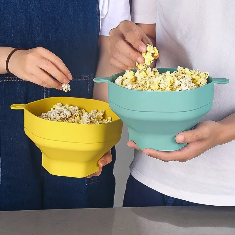 Compacte, opvouwbare siliconen popcornmaker voor magnetron; ideaal voor kleine keukens. Makkelijk opbergen.