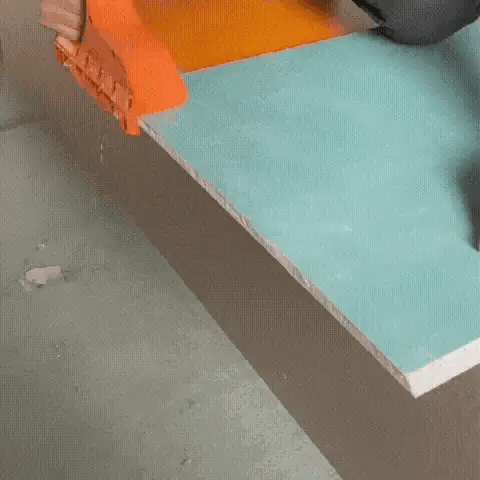 Oranje BevelPro gereedschap voor efficiënte afwerking van gipsplaat en houten panelen.