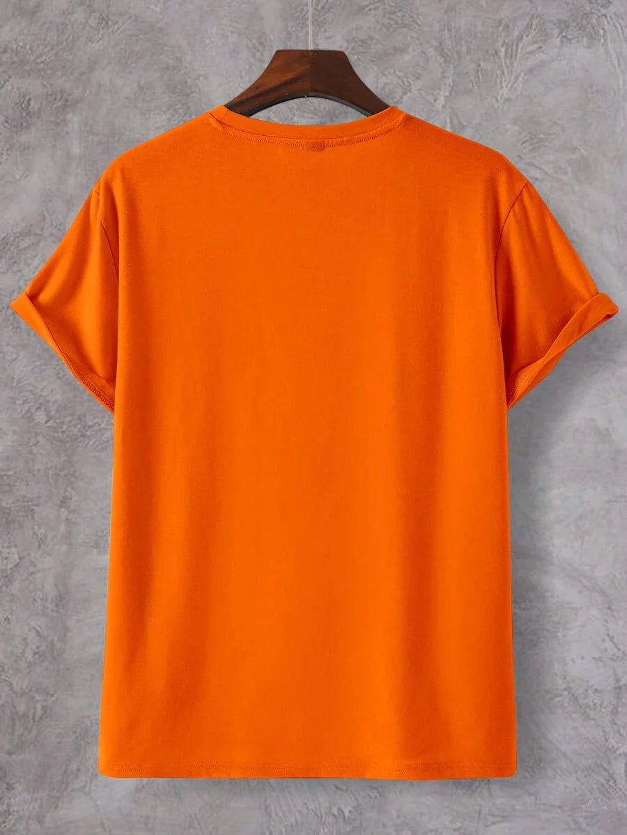 Trendy oranje heren T-shirt met opvallende leeuwenprint. Comfortabel statement shirt met korte mouwen voor zomerse dagen.
