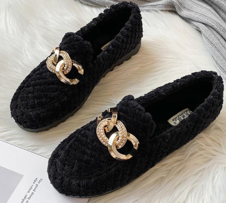 Kwalitatieve stiksels en afwerking van grijze winter loafers