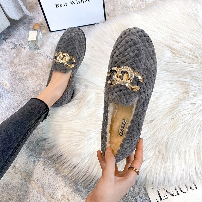 Modieuze dames winter schoenen in khaki kleur op effen achtergrond