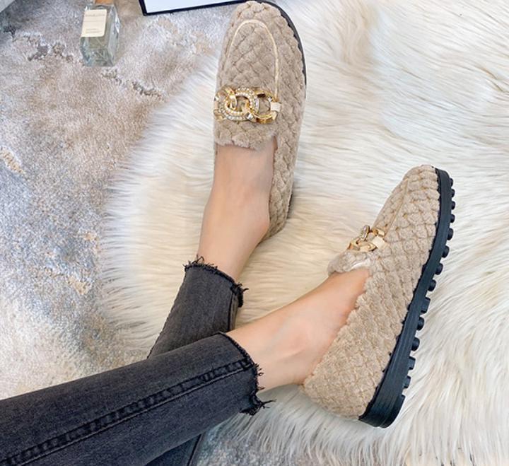 Stijlvolle combinatie van grijze loafers met casual winteroutfit
