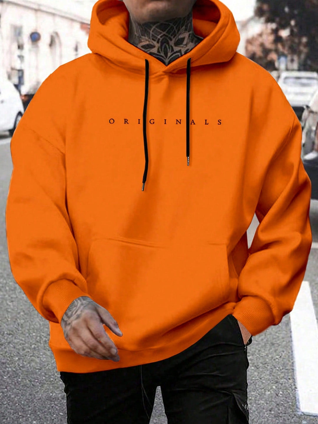 Zwarte heren pullover hoodie met witte letterprint, comfortabele oversized stijl.