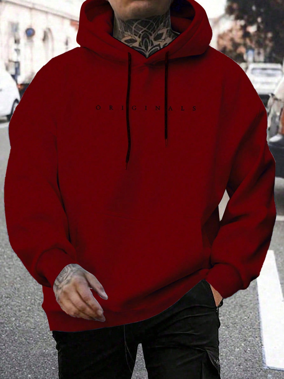 Heren streetwear hoodie in grijze kleur, met opvallende letterprint en capuchon.
