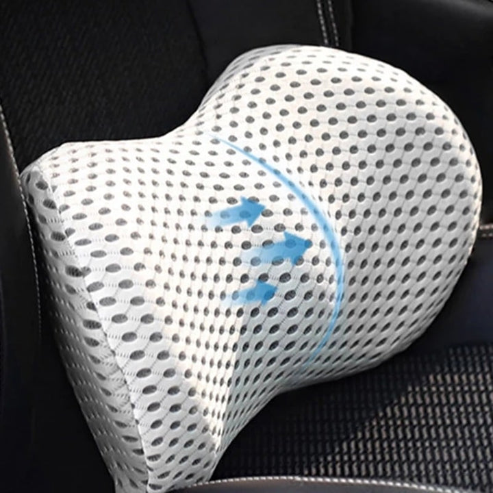 Detailopname van de ademende en duurzame hoes van het ergonomische lendenkussen.