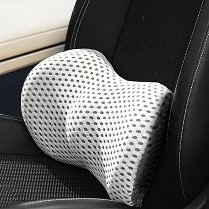 Ergonomisch rugkussen geplaatst in een autostoel voor comfortabel rijden zonder rugpijn.