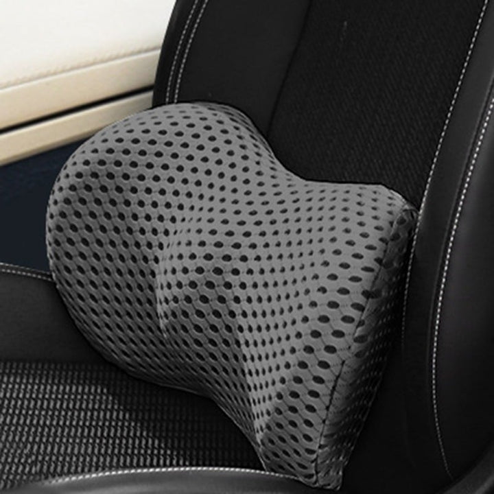 Donkergrijs ergonomisch lendenkussen gemonteerd op een comfortabele stoel