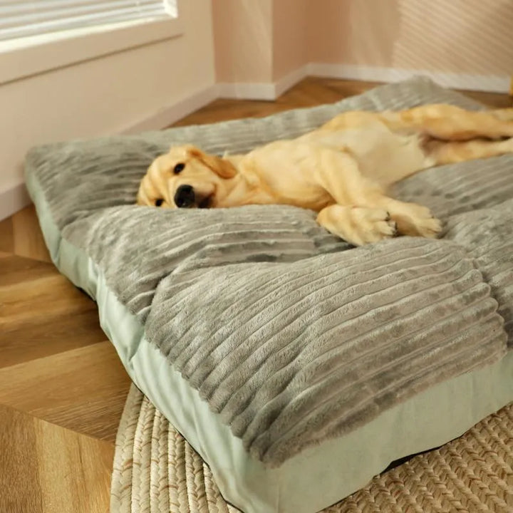 Tevreden hond slaapt heerlijk op comfortabel, orthopedisch SnuggleRest hondenkussen met zachte fleece hoes.