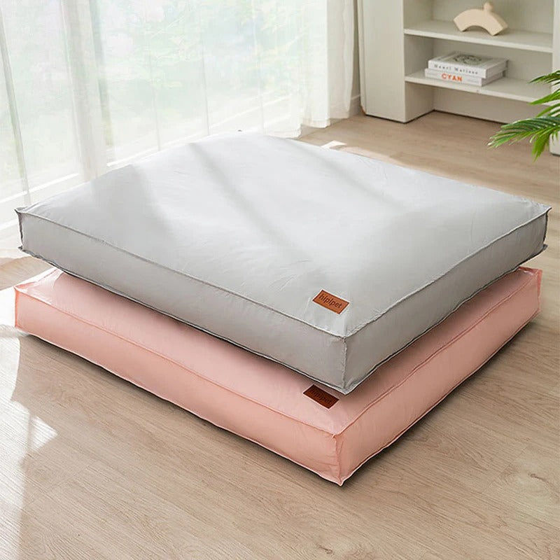 Antislip orthopedisch waterdicht hondenkussen FlexiRest in een modern interieur, veilig voor honden.
