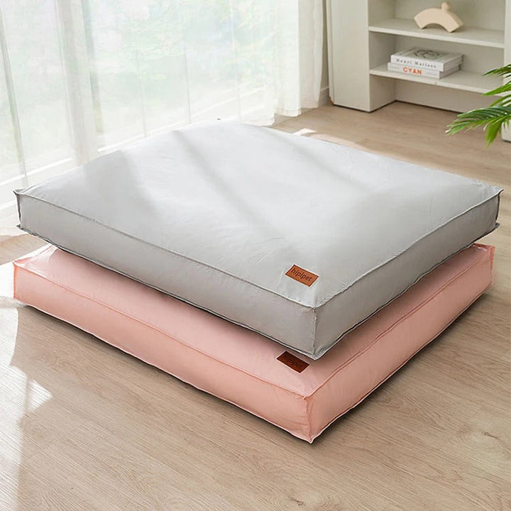 Antislip orthopedisch waterdicht hondenkussen FlexiRest in een modern interieur, veilig voor honden.