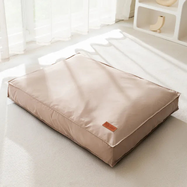 Hoogwaardig waterdicht hondenbed met orthopedisch traagschuim, garandeert comfort en ondersteuning.
