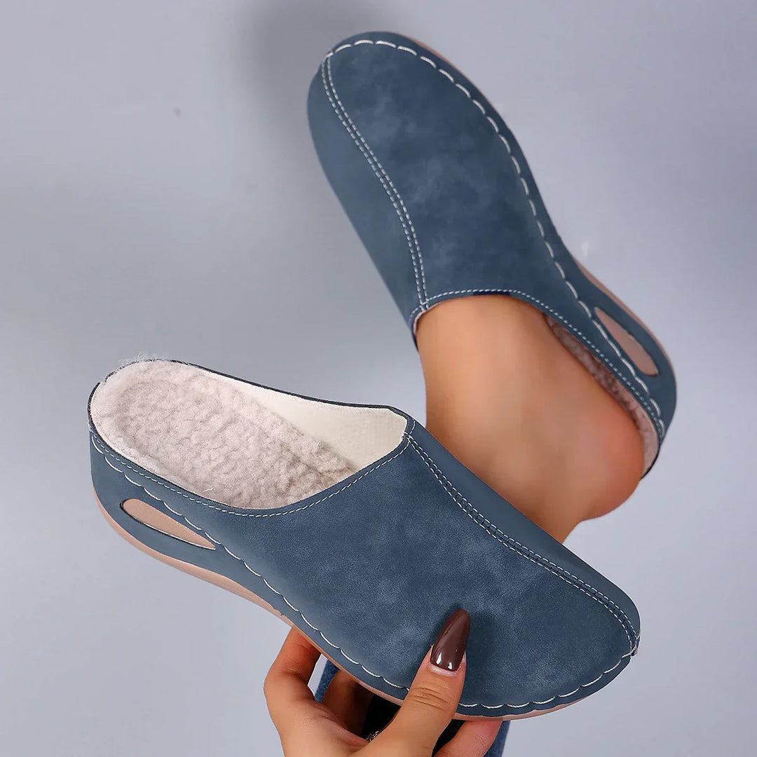 Orthopedische dames klompen met comfortabele sleehak en voetondersteuning. Ideale instappers voor dagelijks gebruik.