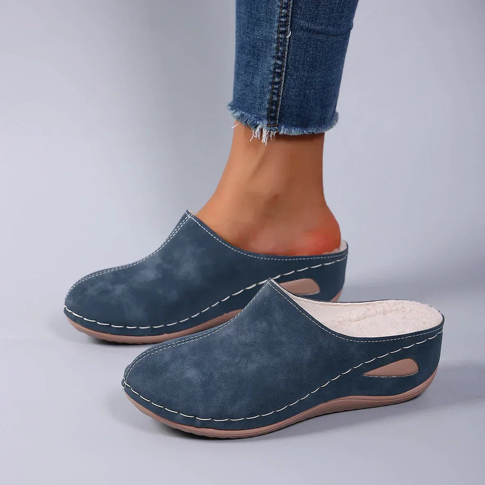 Modieuze dames instappers met sleehak, perfect als zomerklompen. Ergonomisch ontwerp biedt comfort.
