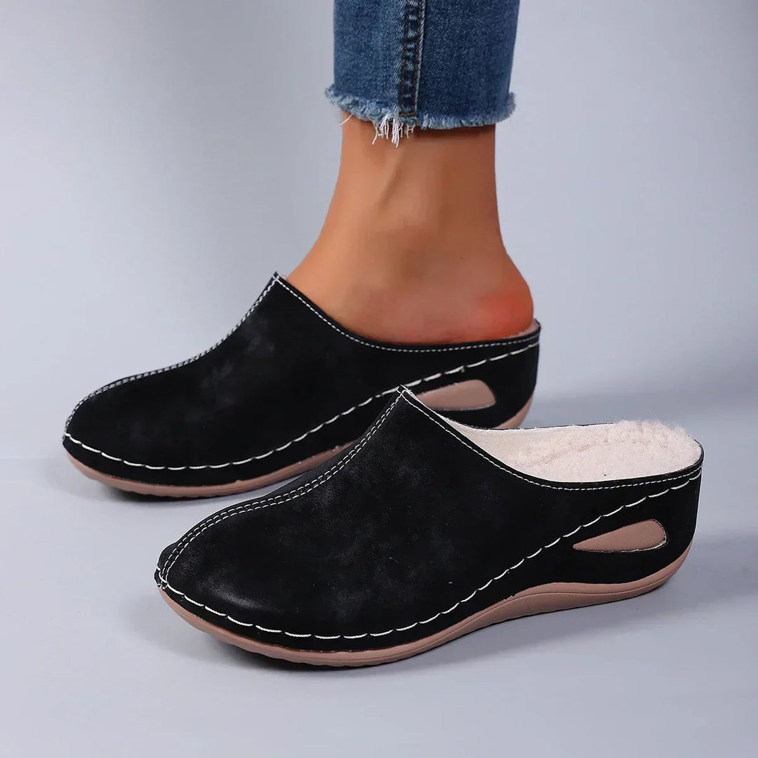 Gemakkelijke dames klompen met sleehak. Orthopedische schoenen die comfort en voetondersteuning bieden.