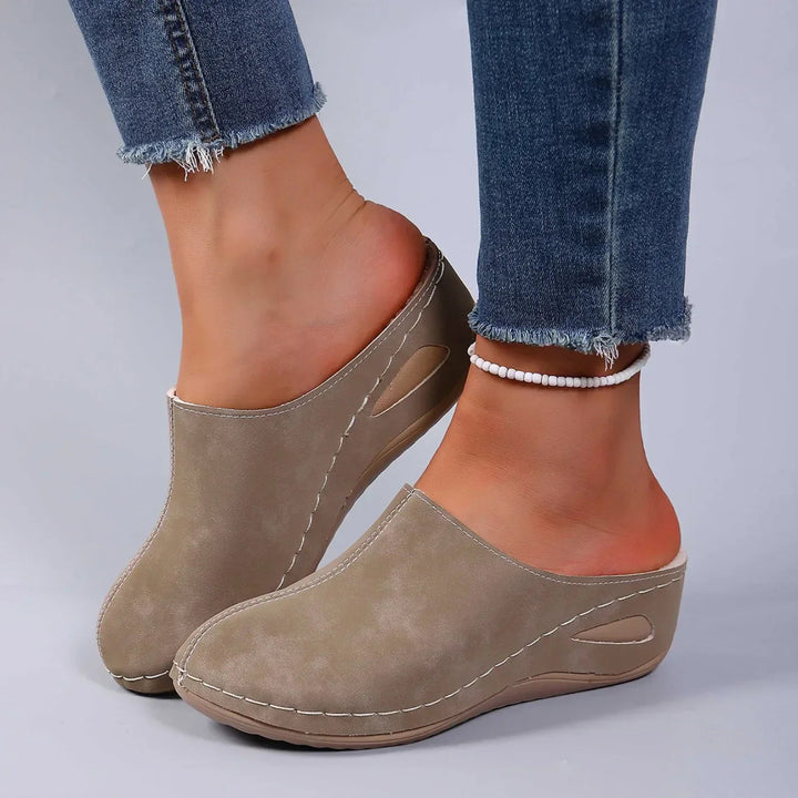 Comfortabele dames sandalen met sleehak. Deze orthopedische instappers bieden optimale voetondersteuning.