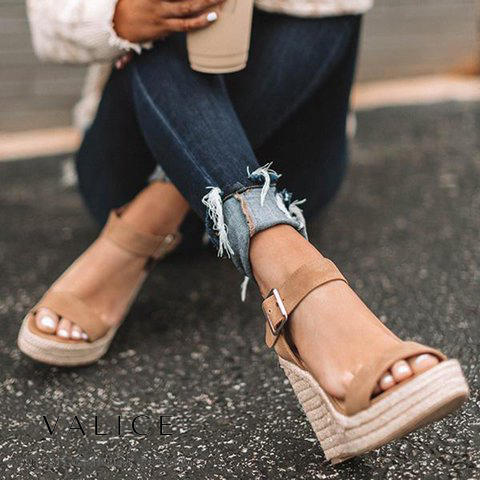 Elegante bruine kunstleer dames sleehakken Mila met verstelbare gesp. Perfecte comfortschoenen voor de zomer.