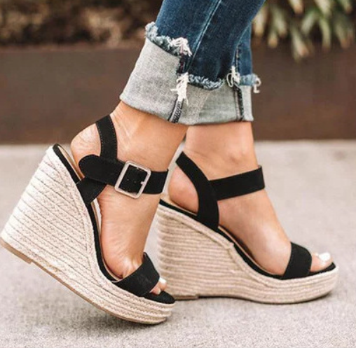Zwarte dames sleehakken Mila met slangprint en verstelbare gesp. Stijlvolle orthopedische sandalen voor dames.
