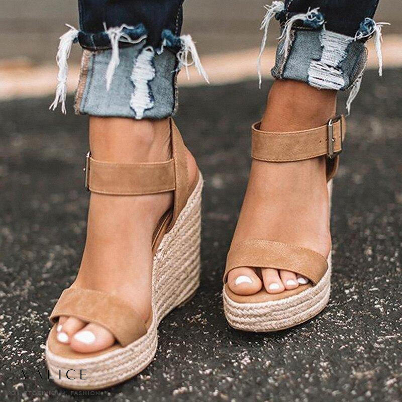 Moderne dames sleehakken van kunstleer met verstelbare gesp. Elegante en orthopedische sandalen voor dames.