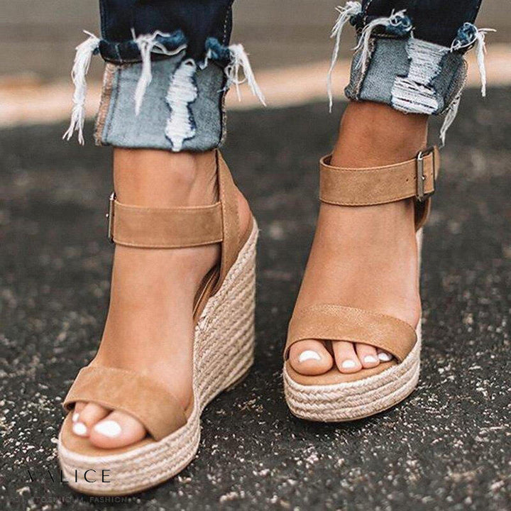 Moderne dames sleehakken van kunstleer met verstelbare gesp. Elegante en orthopedische sandalen voor dames.