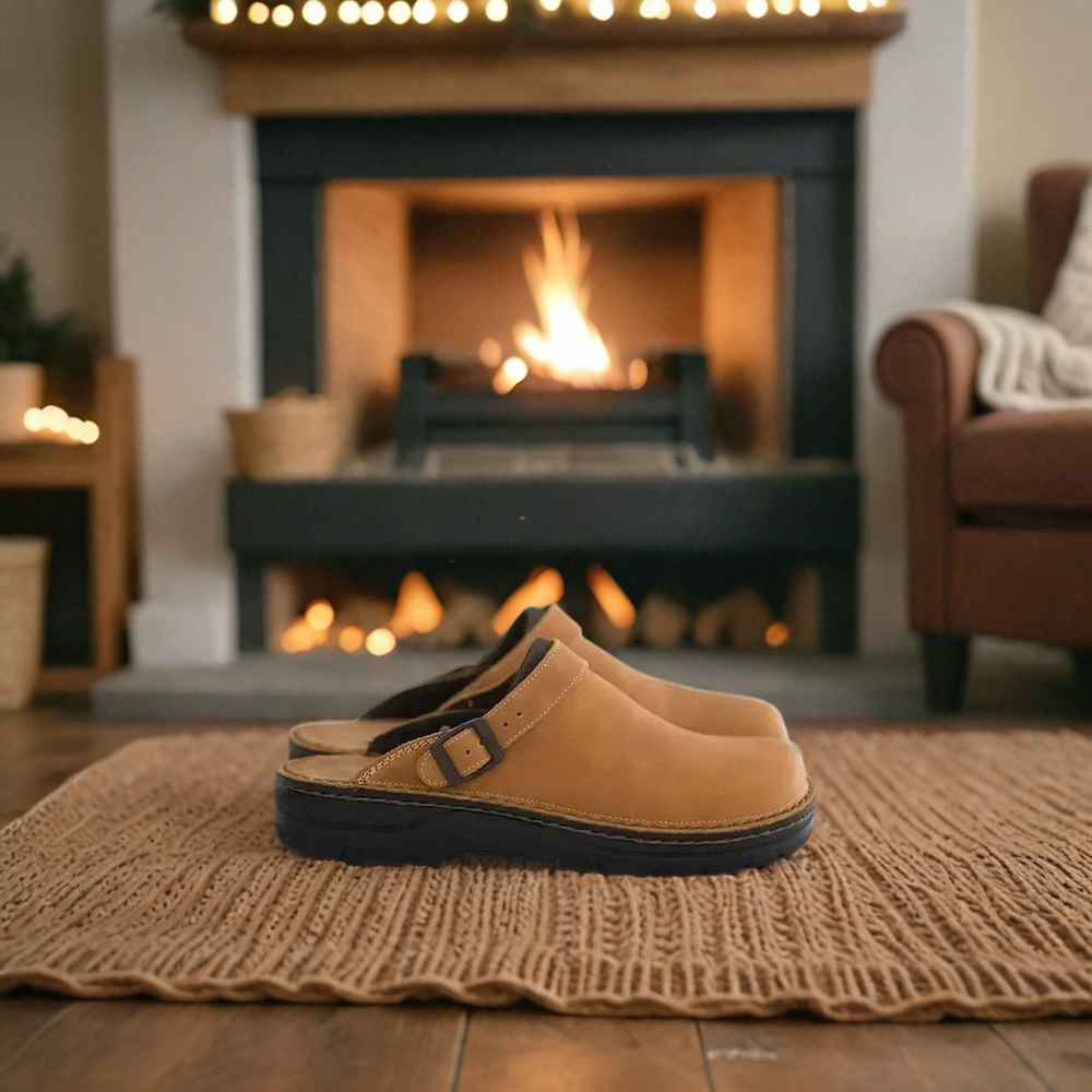 Beige orthopedische damespantoffels met verstelbare klittenband voor een gepersonaliseerde en comfortabele pasvorm.