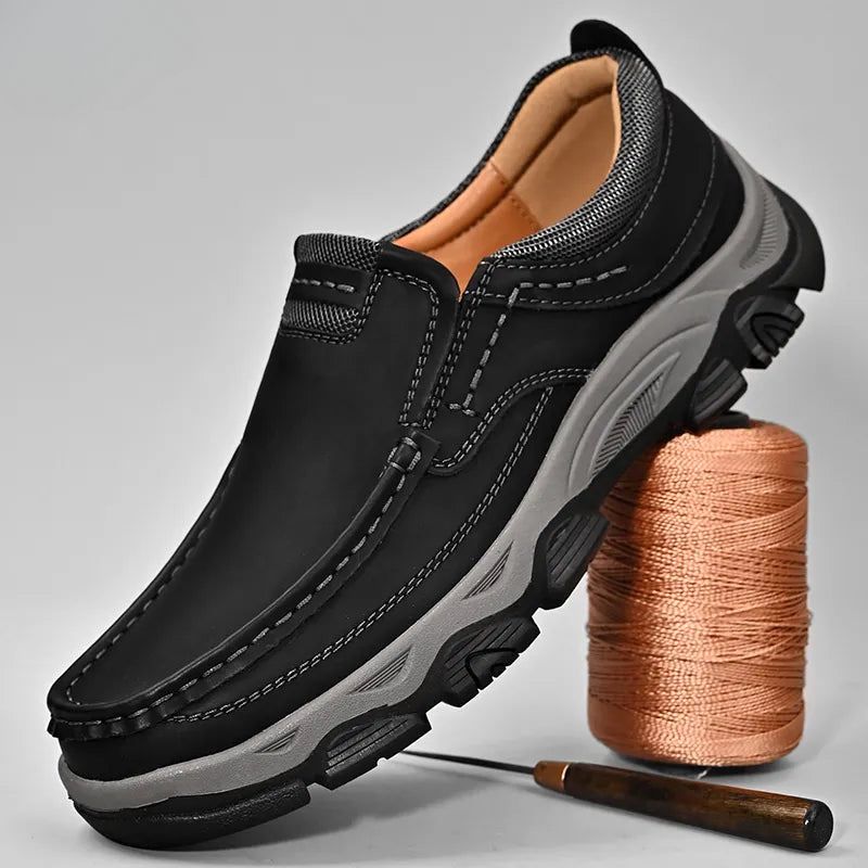 Zwarte orthopedische herenpantoffels met antislipzool voor extra grip en comfort thuis.