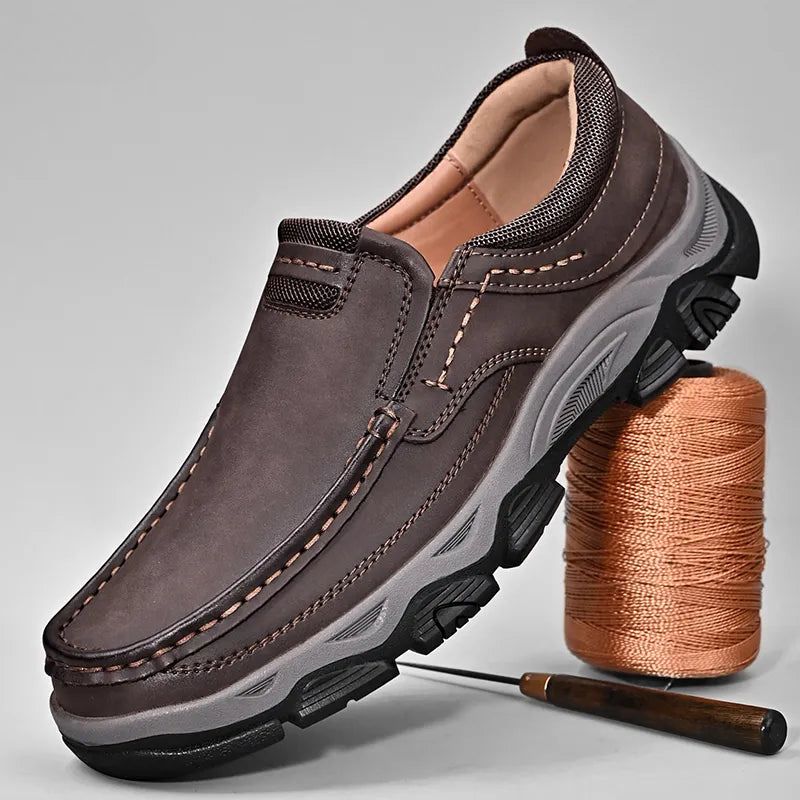 Lichtgrijze comfortabele herenpantoffels, perfect voor lente en zomer, met orthopedische ondersteuning.