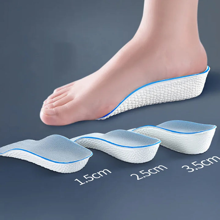 Orthopedische inlegzolen met onzichtbare hoogteverhoging; bieden comfortabele voetondersteuning en betere houding.