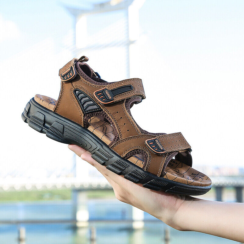 Verstelbare klittenband sluiting op orthopedische sandalen voor optimale pasvorm en comfort voor mannen en vrouwen.