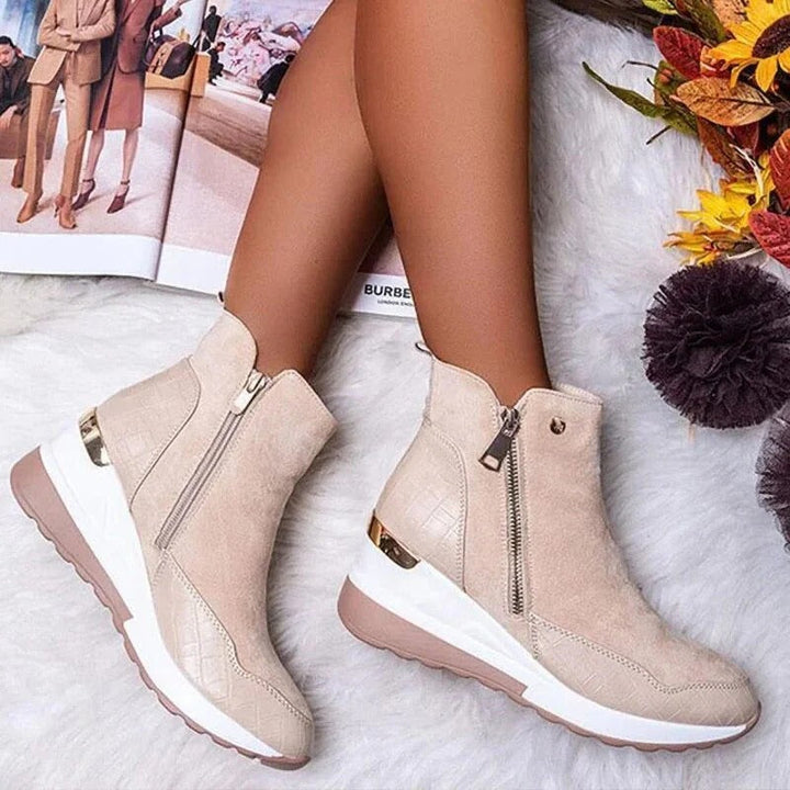 Stijlvolle beige leren orthopedische dames enkellaars (Emma). Elegant, comfortabel & perfect voor elke outfit.