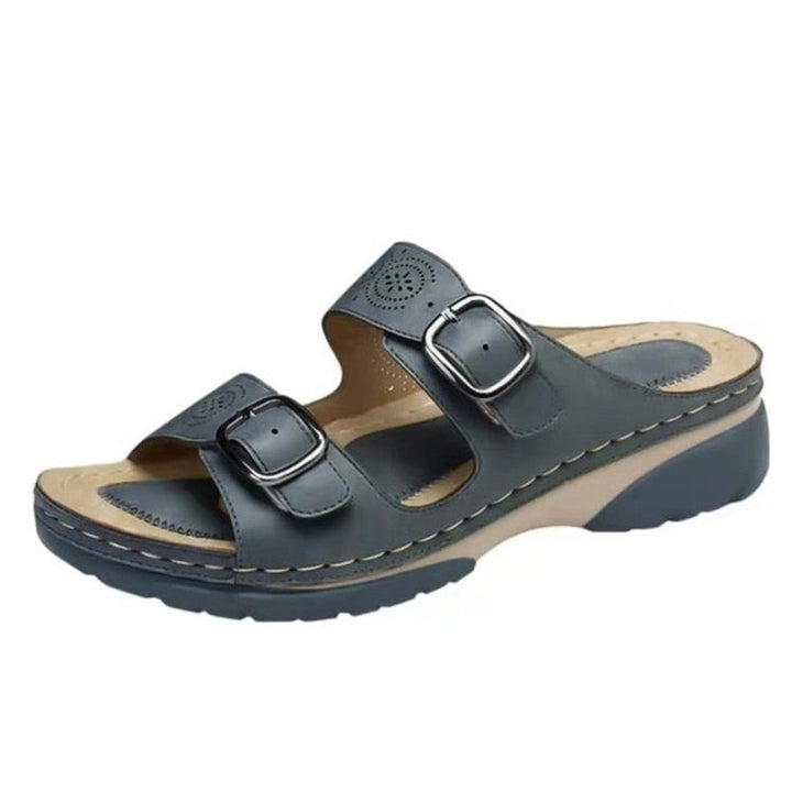 Orthopedische sandalen met dubbel verstelbare gespen, ergonomisch voetbed, modieuze perforaties, ademend en lichtgewicht.