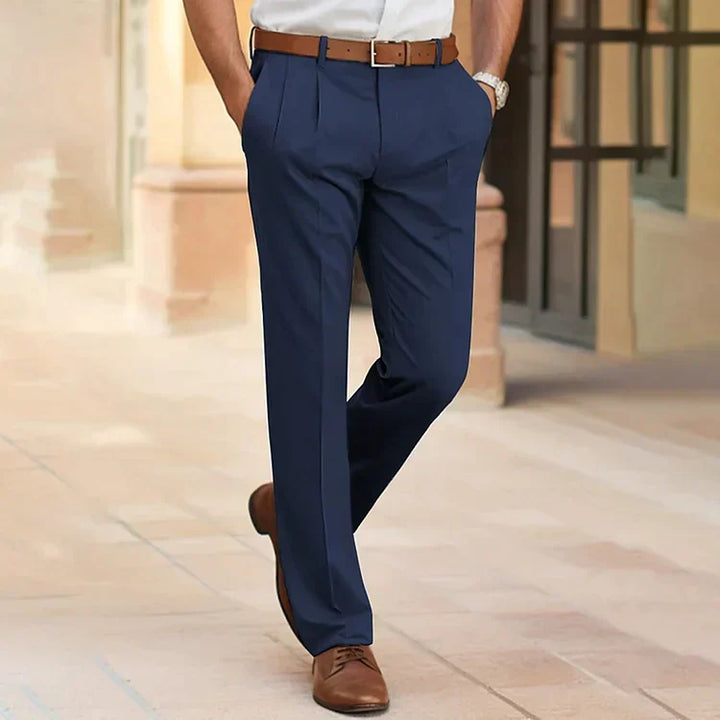 Stijlvolle herenpakbroek in donkerblauw, perfect voor zakelijke en casual gelegenheden.