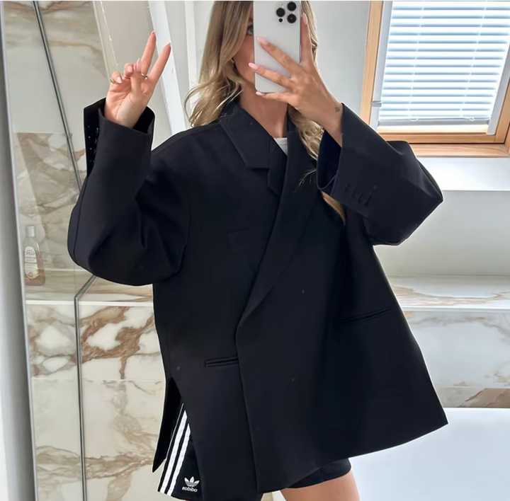 Oversized damesblazer in zachte, duurzame stof met trendy pasvorm, geschikt voor casual en formele outfits.