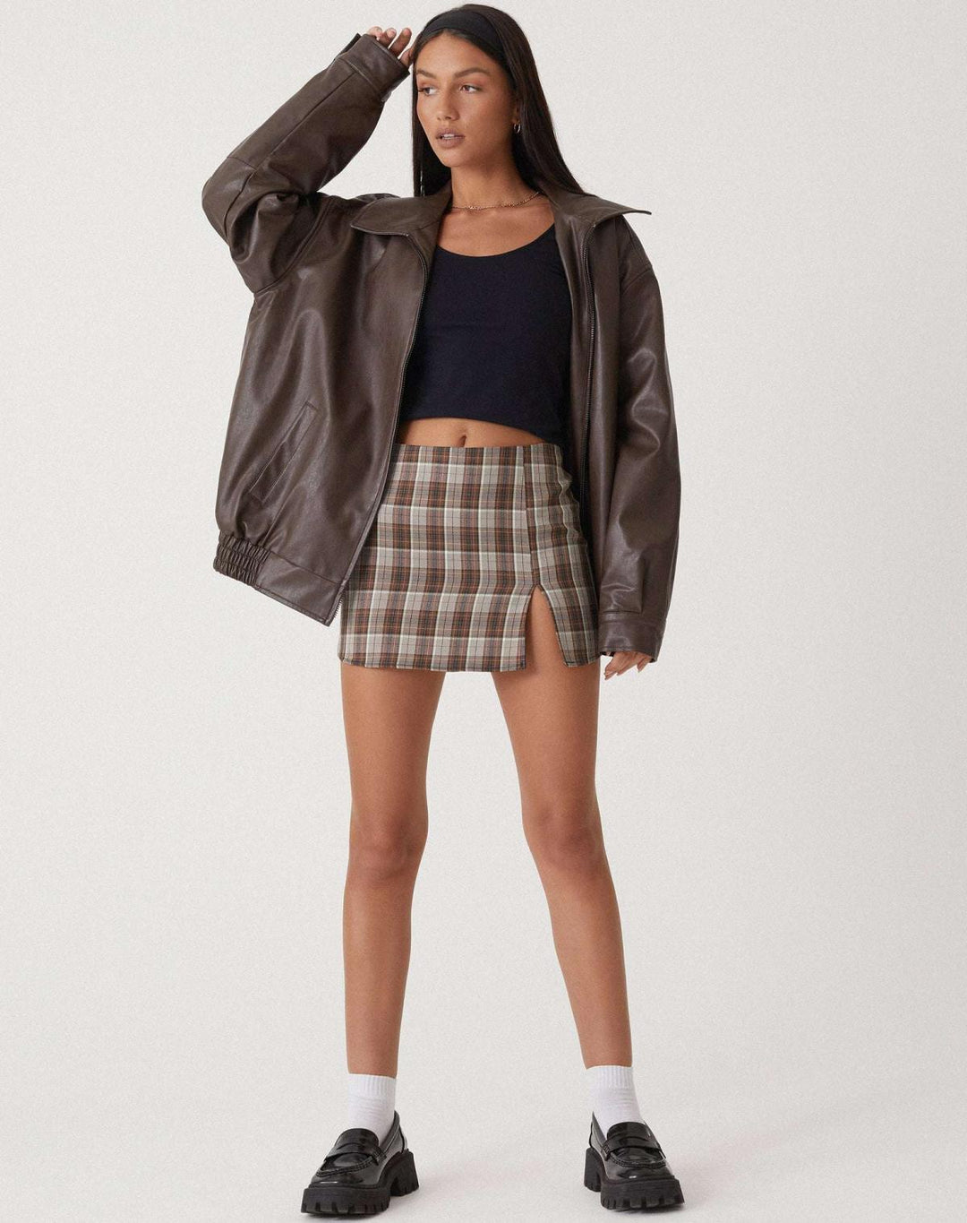 Zwarte oversized leren jas voor dames, losse pasvorm. Modieus en veelzijdig jasje voor elk seizoen.