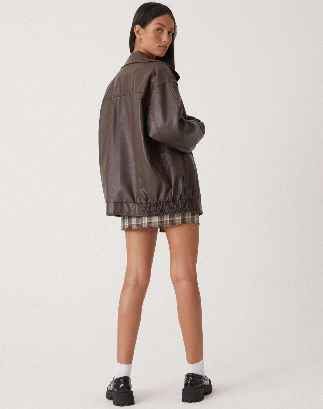 Modieuze losse leren dames jas, oversized model. Comfortabele en stijlvolle overgangs- of zomerjas.