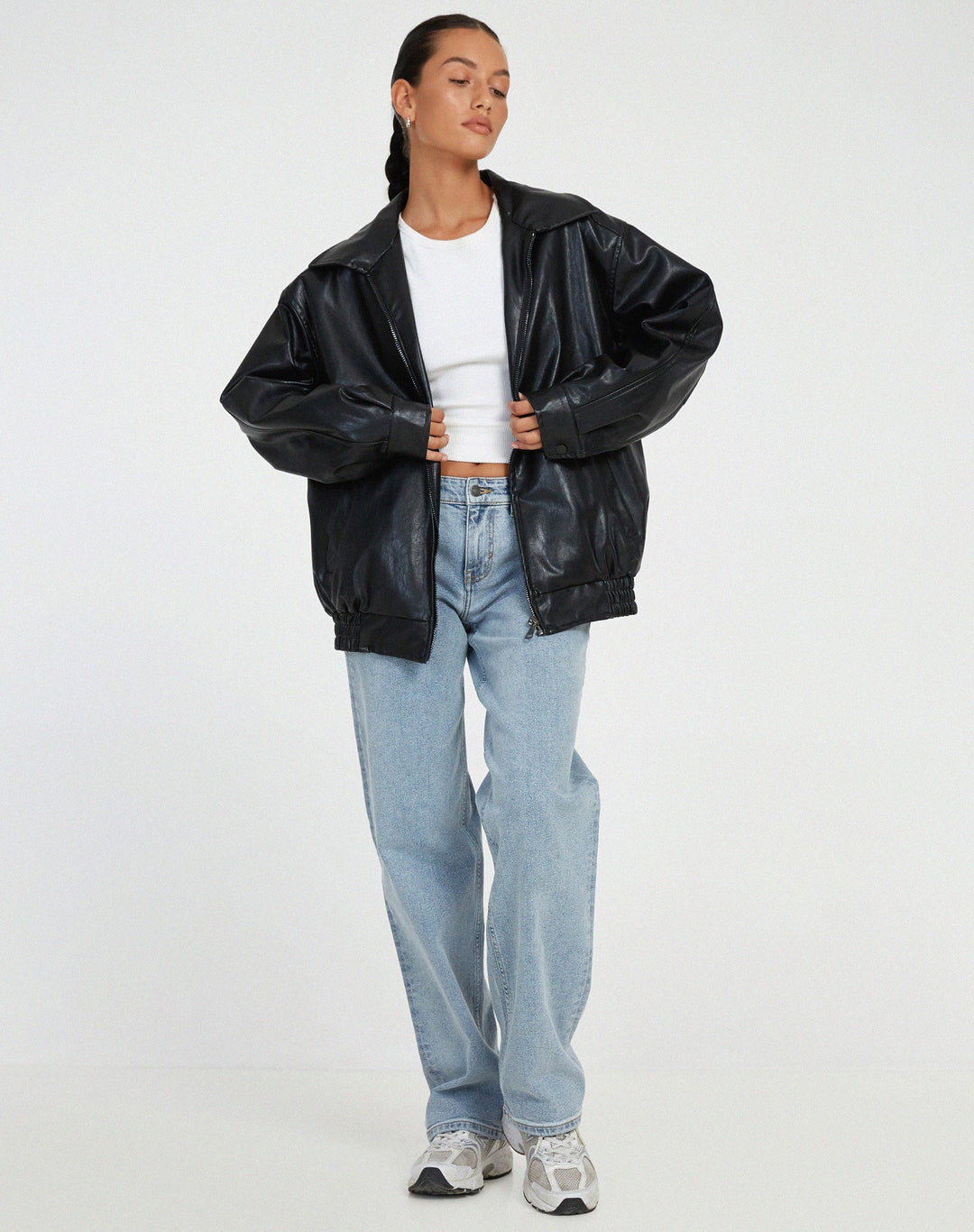 Losvallende oversized leren jasje voor dames. Duurzaam en comfortabel, perfect voor een casual look.