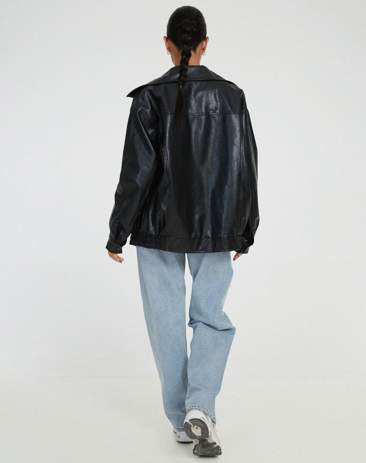 Elegante oversized leren dames jas, tijdloos design. Modieus jasje dat past bij elke outfit.