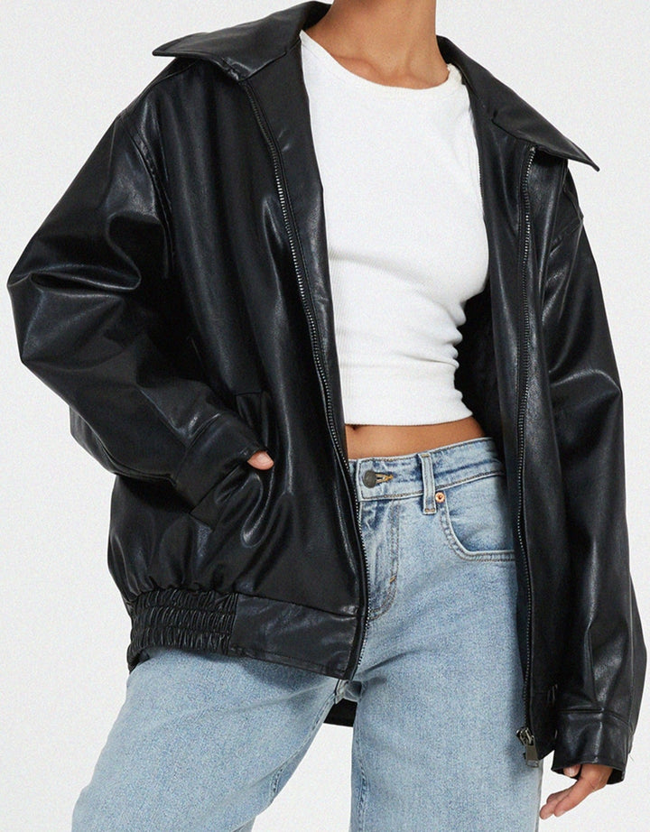 Casual oversized leren jas voor dames, losvallend. Comfortabel en stijlvol, ideaal voor dagelijks gebruik.