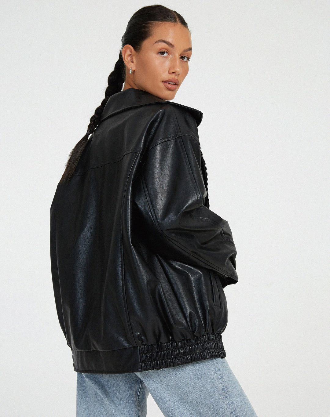 Zwarte losvallende oversized leren dames jas. Stijlvol, comfortabel en modieus voor elk seizoen.