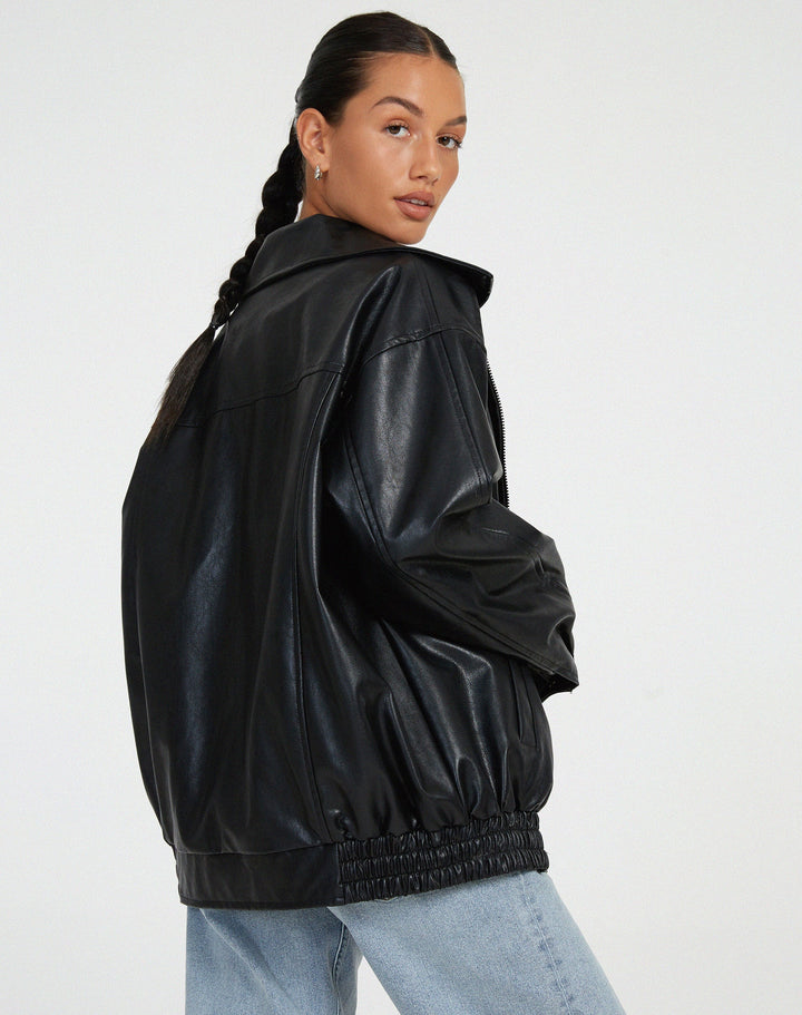 Zwarte losvallende oversized leren dames jas. Stijlvol, comfortabel en modieus voor elk seizoen.