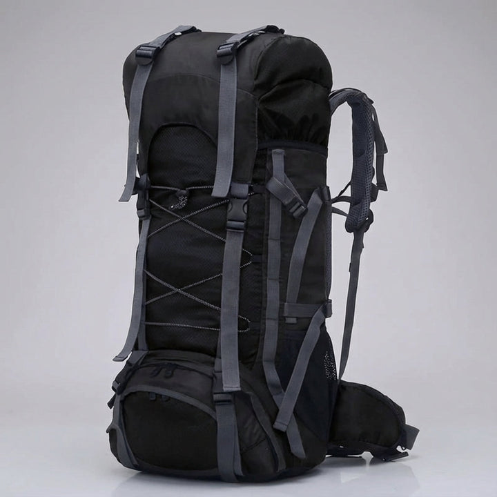 Zijaanzicht van de Pathward 60L wandelrugzak, toont compressiebanden en grote zijzakken.