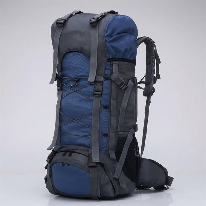Grote Pathward trekking rugzak 60 liter in natuurlijke omgeving, ideaal voor wandelen en kampeeruitrusting.