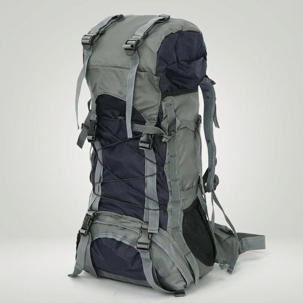 Vooraanzicht van de robuuste Pathward 60L trekking rugzak, klaar voor intensief outdoor gebruik.