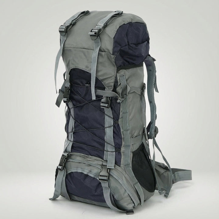 Vooraanzicht van de robuuste Pathward 60L trekking rugzak, klaar voor intensief outdoor gebruik.
