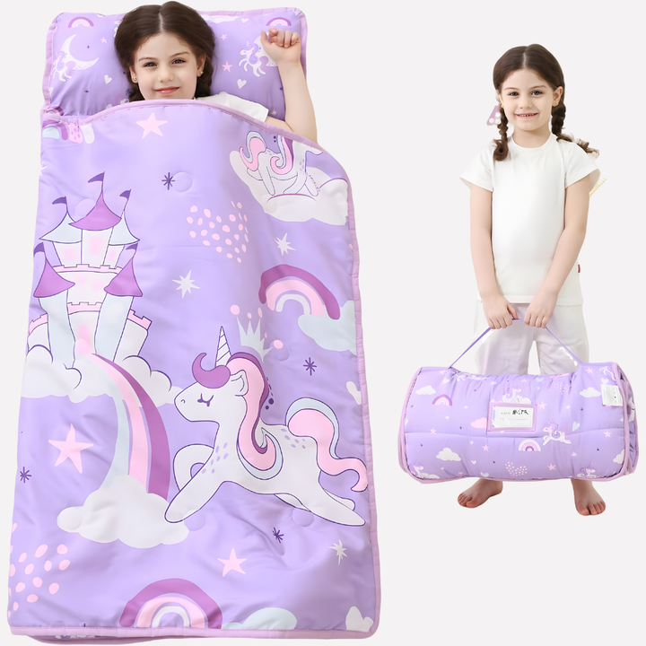 Reismatje voor peuters: een comfortabele napmat met kussen en deken, compact en makkelijk mee te nemen.