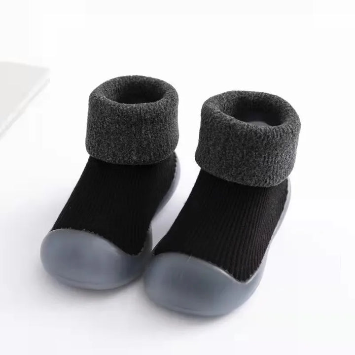 "Peuter sokschoenen met antislipzool en comfortabele pasvorm, ideaal voor binnen en buiten, warm polyester materiaal."